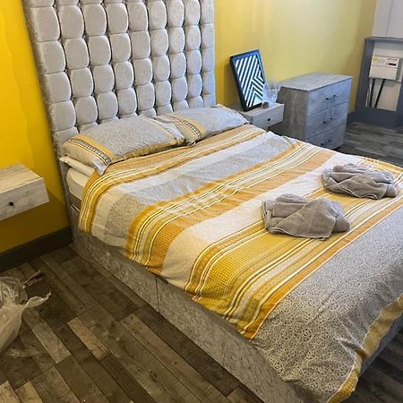 Town Center Large 2 Bedroom Apartment- Sleeps Up To 6 - Dogs Welcome - 2 Minutes From Train Station Блекпул Екстериор снимка