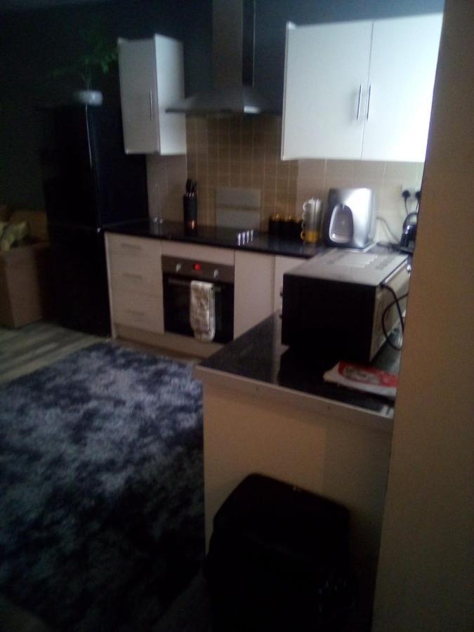 Town Center Large 2 Bedroom Apartment- Sleeps Up To 6 - Dogs Welcome - 2 Minutes From Train Station Блекпул Екстериор снимка